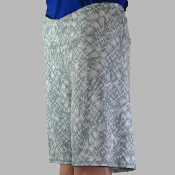 Maurices Women's Green & White Biker Shorts Knee Length Size 2XL (C954) - Picture 3 of 5